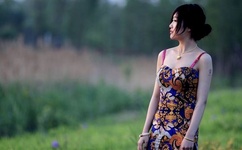 坐在老师的紫根上写作业